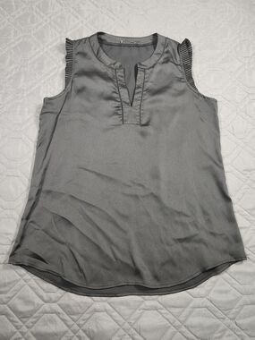 Black Sleeveless blouse pleated V-neckruffle trim No Brand Or Size Tag